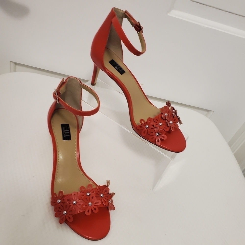 EUC G.I.L.I New York Red Floral Gliona Ankle Strap Heel Sandals Size 6, chic